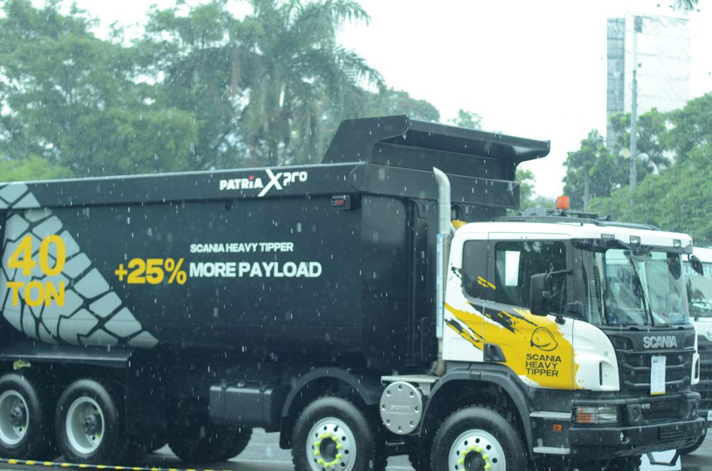 Tips Safety Driving untuk Kendaraan Komersial Saat Hujan